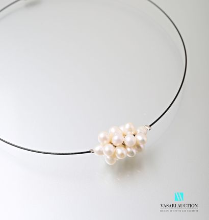 null Cable necklace decorated with a bunch of freshwater pearls, screw clasp.

Diameter...