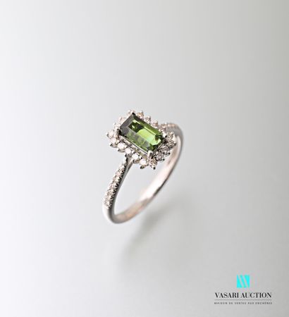 null Bague en or blanc 750 millièmes ornée d'une tourmaline verte de taille émeraude...