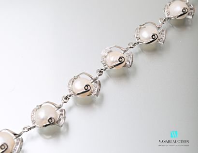 null Bracelet en métal orné de six perles de culture d'eau douce, le fermoir mousqueton.

(trace...