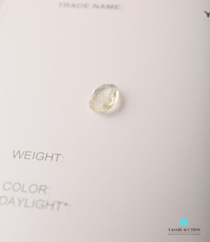 null Saphir jaune claire ovale sur papier 1,73 carat avec certificat du GFCO Gem...