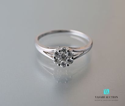 null Ring in white gold 750 thousandth set with seven diamonds of modern size of...