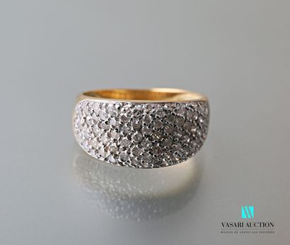 null Yellow gold ring 750 thousandths with slightly concave body paved with diamonds...