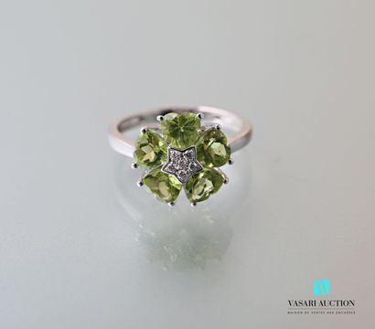 null Flower ring in white gold 750 thousandths, the center decorated with a star...