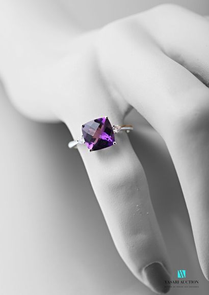 null Ring in white gold 750 thousandths decorated in its center with a facetted amethyst...