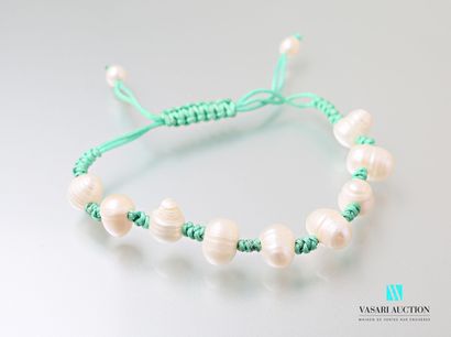 null Bracelet sur cordon de coton vert orné de perles blanches