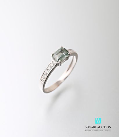 null Ring in white gold 750 thousandth set in its center of a green sapphire of size...
