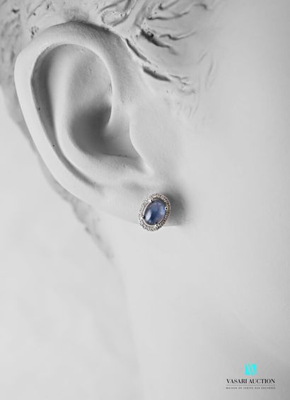 null Pair of earrings in white gold 750 thousandths set with two oval cabochon sapphires...