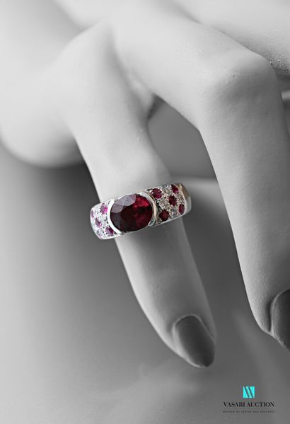 null Ring white gold 750 thousandth set in its center of a rhodolite of oval size...