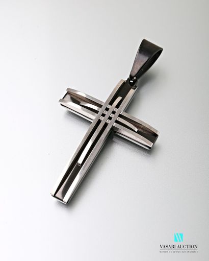 null Pendentif croix en acier et céramique noir

Haut. : 7,5 cm - Larg. : 4 cm