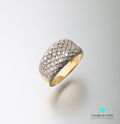 null Yellow gold ring 750 thousandths with slightly concave body paved with diamonds...