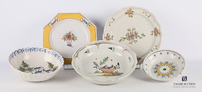 null Earthenware lot with polychrome decoration including a salad bowl, the poly-lobed...