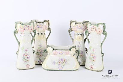  Garniture en porcelaine comprenant une jardinière et quatre vases à décor de bouquets...