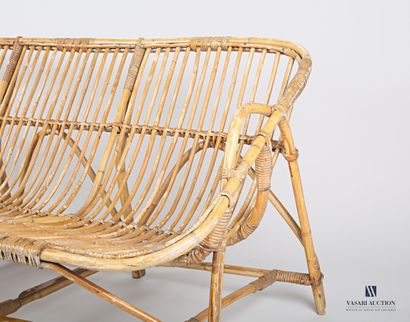 null Rattan sofa, basket back. It rests on eight feet joined by a strut. 

20th century

(wear,...