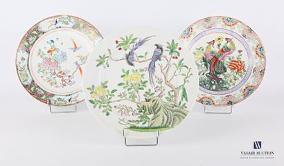 null CHINA

Set of three white porcelain plates with polychrome decoration of birds.

Marks...