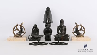 null Lot comprenant plusieurs sujets, le premier en bois noir représentant un bouddha...