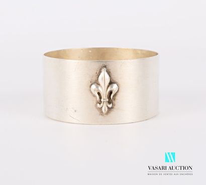 null Silver plated napkin ring with a rose and a fleur-de-lis in relief.

Height...