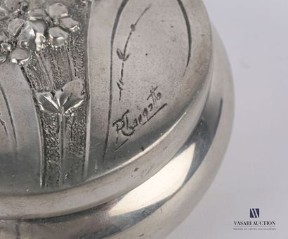null Pewter box of round shape, the slightly flattened body, the lid with a poppy...
