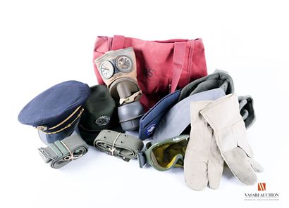  various headgear: Spanish cap, airline cap, three wool caps, Bundeswehr cap, a bag,...