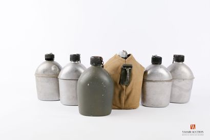null US Army: military equipment: individual canteens, dated 1943 or 1944, 6 pieces,...