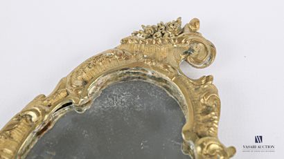  Face à main en bronze, le miroir à vue mouvementée s'inscrit dans un encadrement...