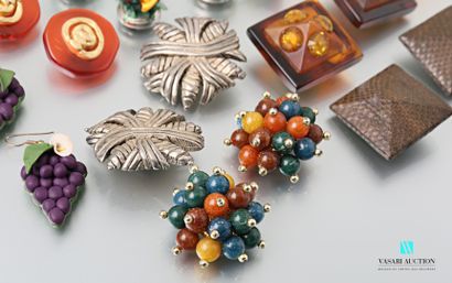 null Lot of earrings including a pair of clips decorated with fancy colored balls,...