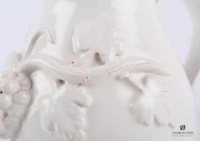null Pichet de forme ovoïde en faïence émaillé blanc à décor en relief de pampres...