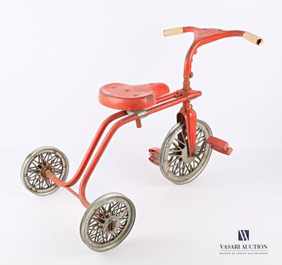  Red metal and plastic tricycle 
(wear and tear) 
Height : 47 cm 47 cm - Length :...