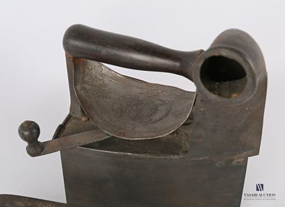null Two cast iron irons one marked Mondragon

(wear, accidents)

Height : 21 and...