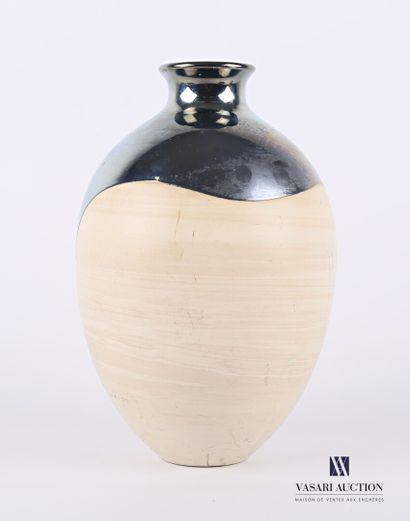 null Vase de forme ovoïde en terre-cuite blanche à décor émaillé miroir dans sa partie...