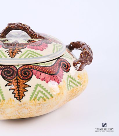  PAUL FOUILLEN - QUIMPER 
Covered polychrome earthenware bowl, the poly-lobed body...
