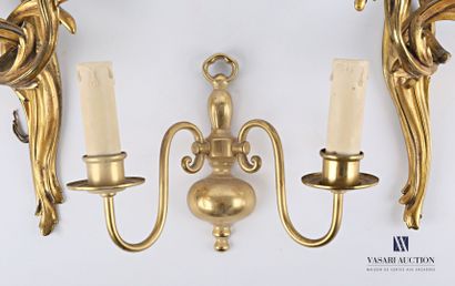 null Paire d'appliques en bronze doré à trois bras de lumière mouvementés, le fût...