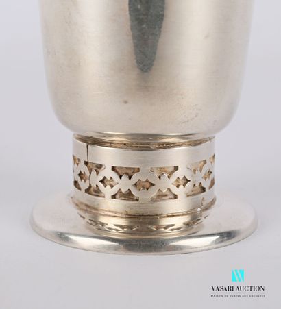 null Silver-plated metal shell, the tulip-shaped body, the foot decorated with a...