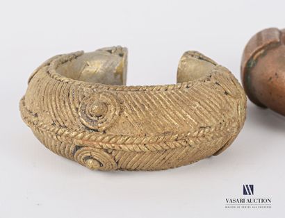 null AFRICA

Set of two bronze and copper bracelets or shackles decorated with ropes,...