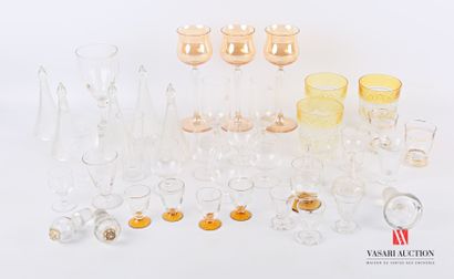 null Important lot de verres dépareillés en verre et cristal comprenant trois gobelets...