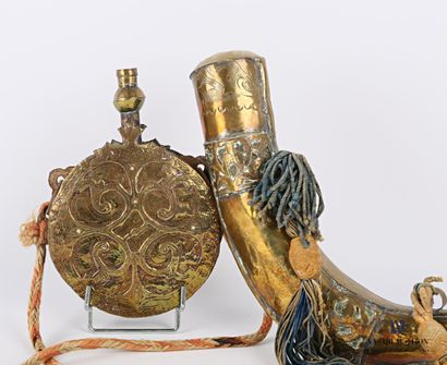 null MIDDLE EAST

Lot including a brass olifant and a gilt bronze and brass gourd...