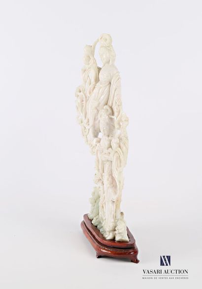 null CHINA 

Hard stone sculpture of two elegant women draped in clouds.

20th century

(accidents...