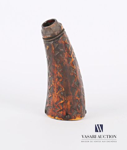 null An old patina ivory powder flask with carved broken lines. The base is studded...
