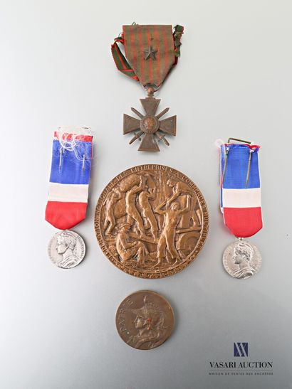 Lot including a medal of the Ministry of...