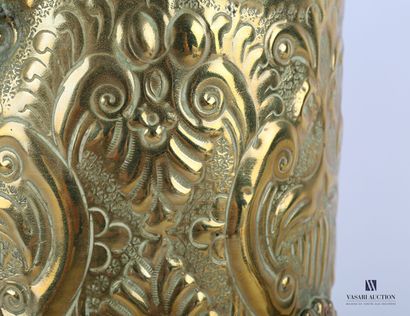 null Brass lot comprising a samovar, the body with embossed decoration of foliage,...