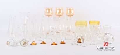 null Important lot de verres dépareillés en verre et cristal comprenant trois gobelets...