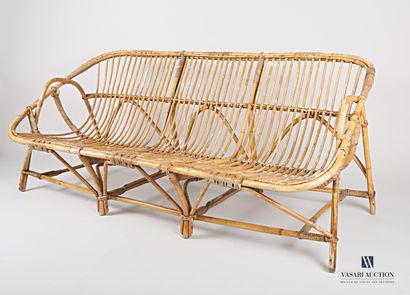 null Rattan sofa, basket back. It rests on eight feet joined by a strut. 

20th century

(wear,...