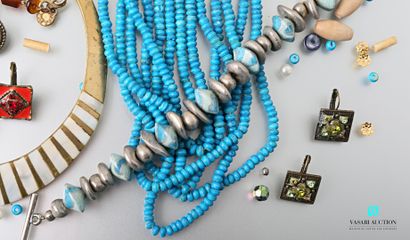 null Lot de bijoux fantaisie dans le style ethnique comprenant trois bracelets, quatre...