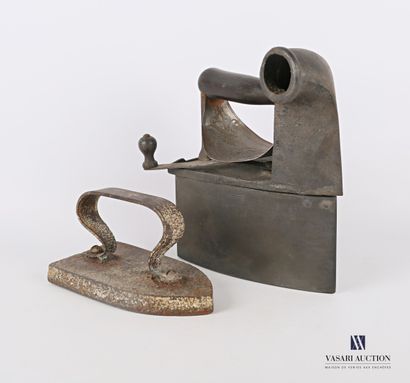 null Two cast iron irons one marked Mondragon

(wear, accidents)

Height : 21 and...