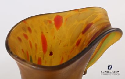null Vase de forme naturaliste en verre soufflé et filé à décor d'oxydes multicolores...