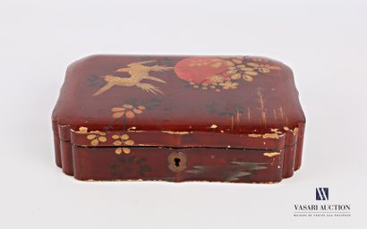 null Rectangular box in lacquered cardboard with polychrome decoration of birds and...