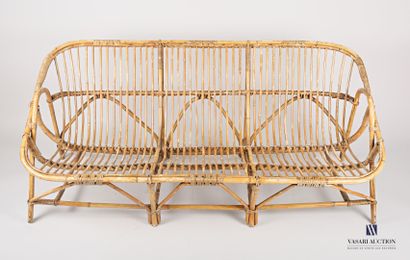 null Rattan sofa, basket back. It rests on eight feet joined by a strut. 

20th century

(wear,...