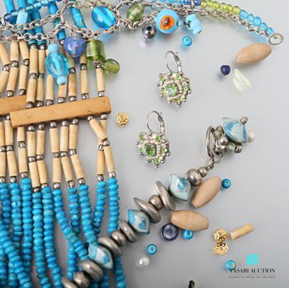 null Lot de bijoux fantaisie dans le style ethnique comprenant trois bracelets, quatre...