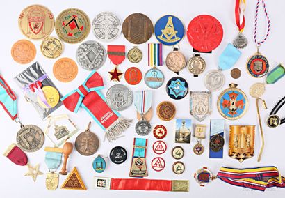 null Lot including a set of medals and accessories Freemasons of various lodges including...