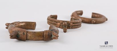 null AFRIQUE

Lot de trois bracelets monnaie ou manilles en cuivre à décor stries...