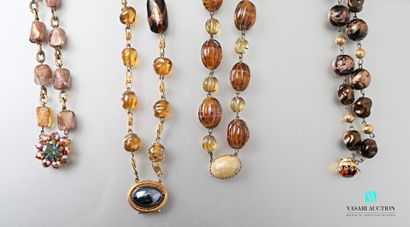 null Lot of five glass beads necklaces.

We join a necklace in gilded and brown metal,...